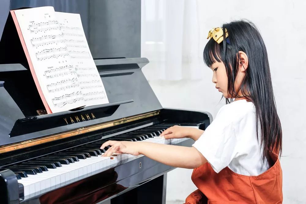 9歲女孩堅持學英語彈鋼琴6年:我不想學時, 媽媽這樣激勵我!